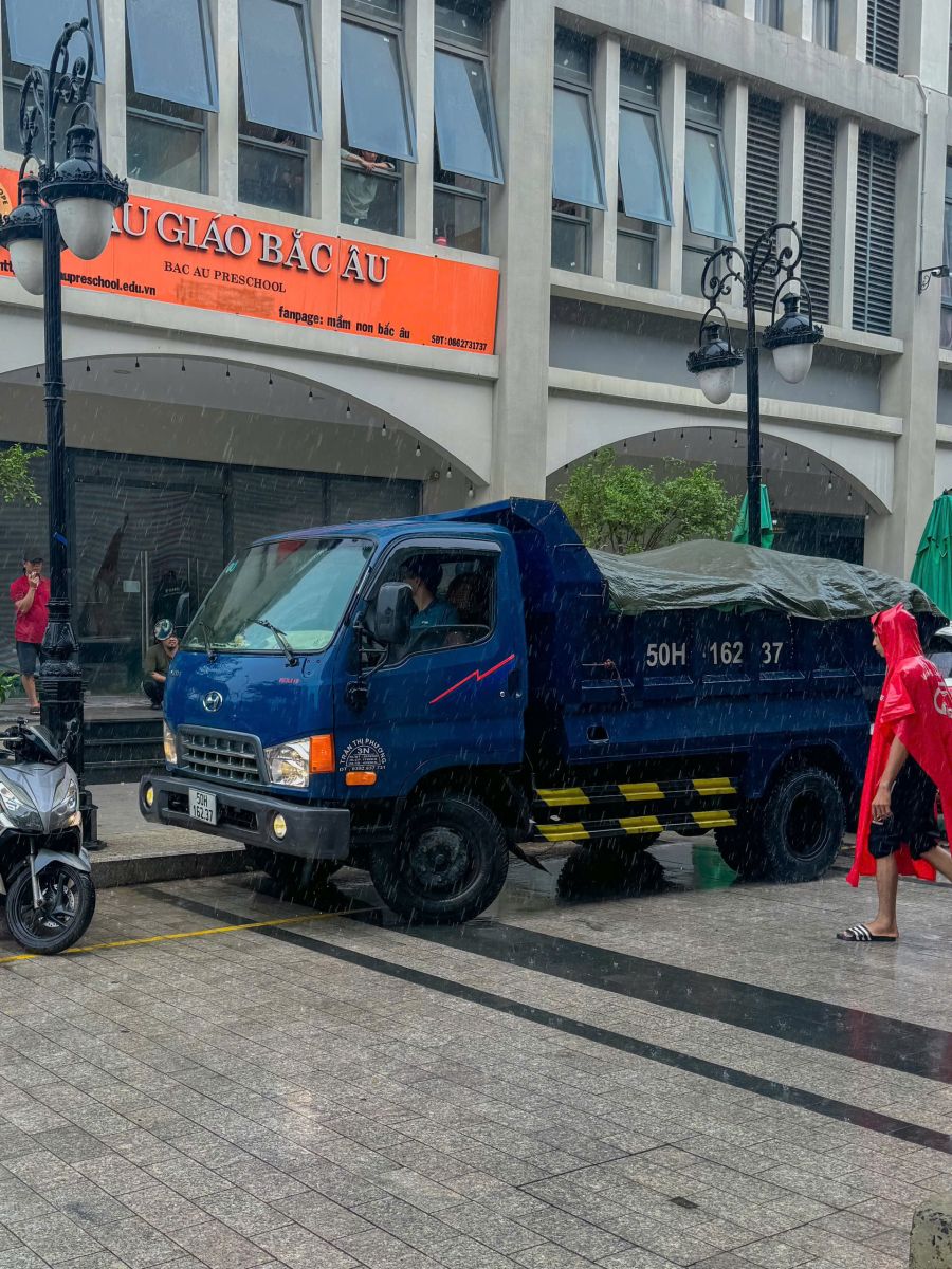 xe vận chuyển cát đóng bao đến công trình